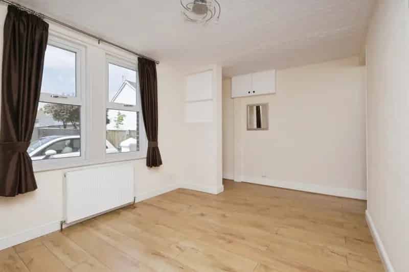 Spacious 2-Bed House in Redoubt Eastbourne Near Seafront
