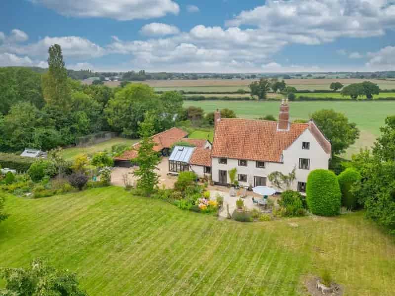 4 Bedroom Detached Farmhouse with 1.5 Acres