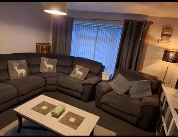 3 Bedroom Townhouse with Driveway Garage and Garden Near Schools