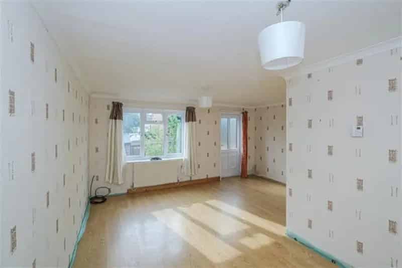 3 Bedroom Mid Terrace House For Sale