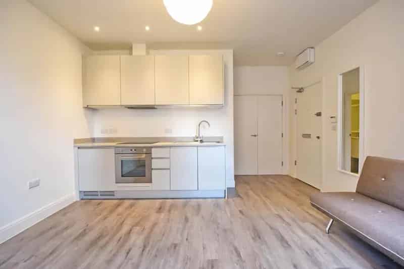 Studio Flat St Pauls Available Now