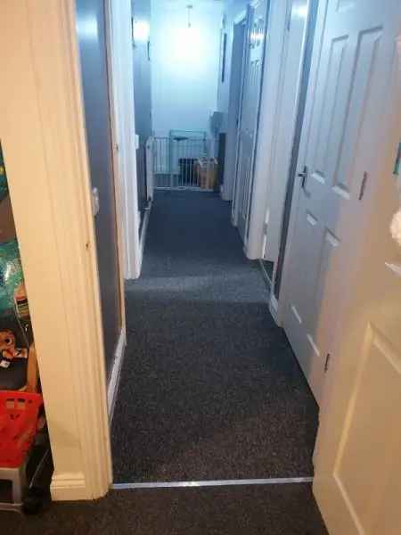 Large 2 Bedroom Flat Near Schools and Shops