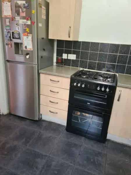 Spacious 2 Bed Flat Near Transport Links and Amenities