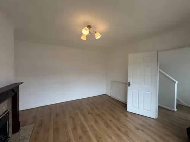 Spacious Semi-Detached Family Home with Garden and Garage