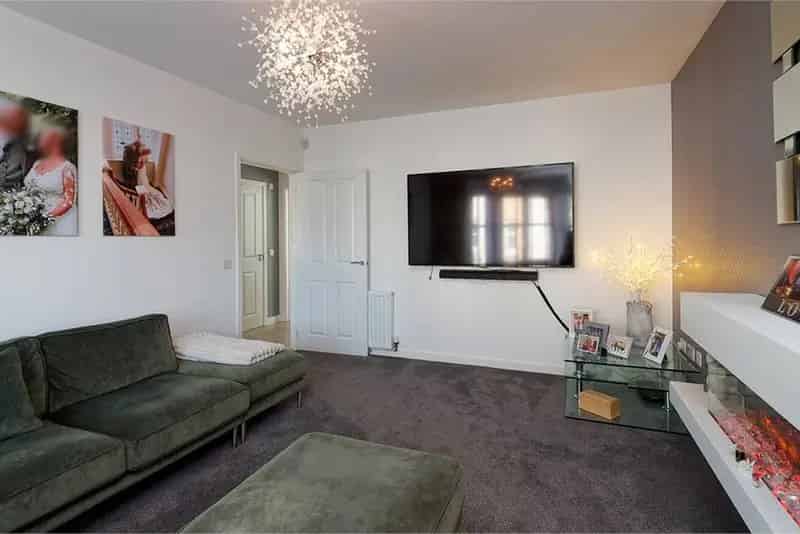 4 Bed Detached House with 2 Reception Rooms