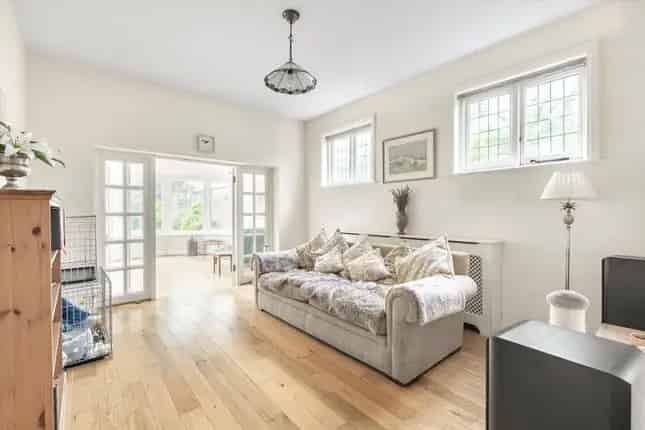 Detached House for Sale in Kings Road Richmond TW10