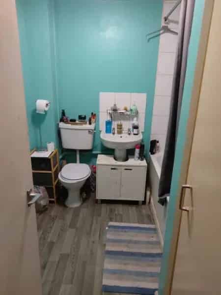 2 Bedroom First Floor Flat Near Shops and Schools