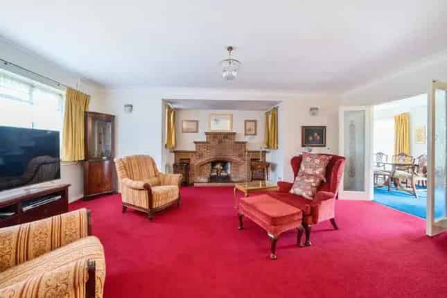 Detached Chalet Bungalow for Sale in Ealing W5