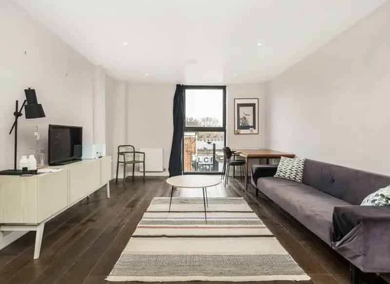 One Double Bedroom Apartment Mare Street Furnished Top Floor