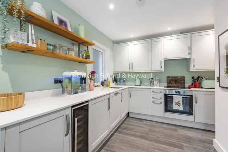 Chain Free 2-Bedroom 2-Bathroom Apartment Near Transport Links