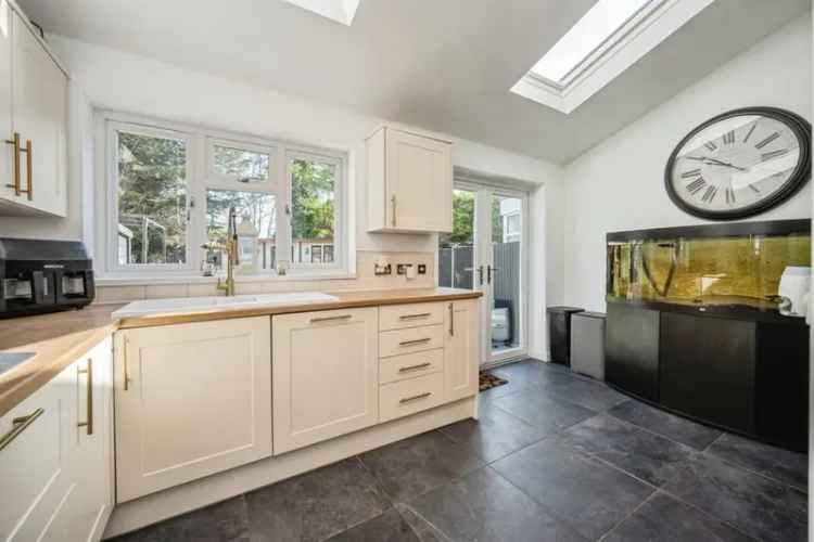 Three Bedroom Semi-Detached House with Garage and Cabin