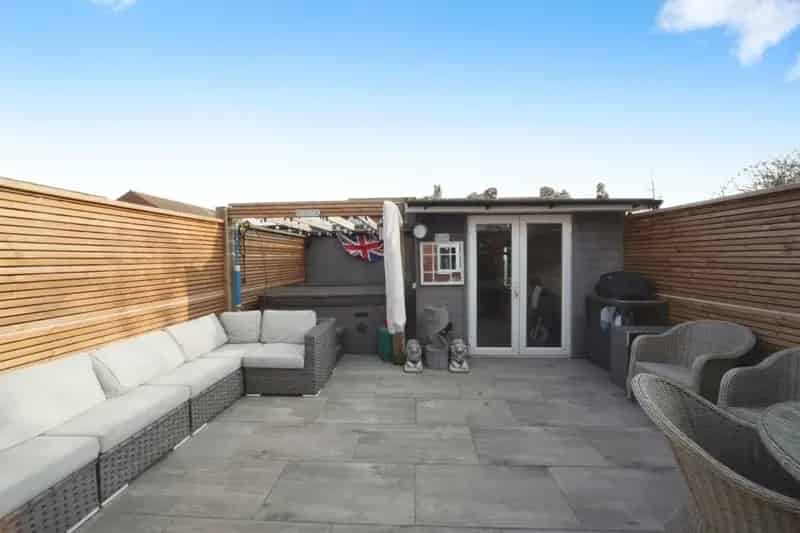 Immaculate Extended 3/4 Bedroom House Birds Estate