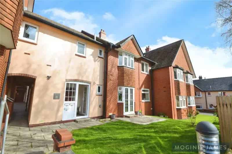 2 Bedroom Apartment for Sale - Spacious Flat Near Amenities