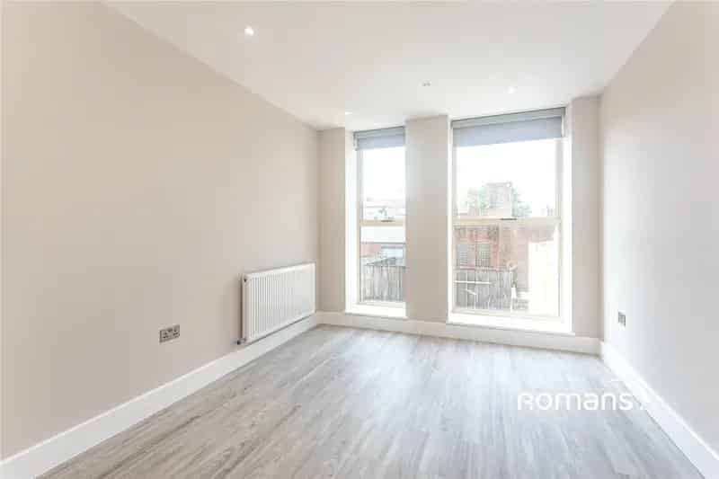 1 Bedroom Flat Near Amenities Modern Urban Lifestyle