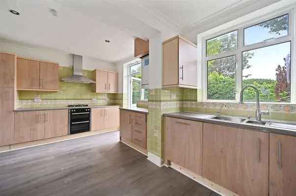 FourFive Bedroom Family Home in Pinner