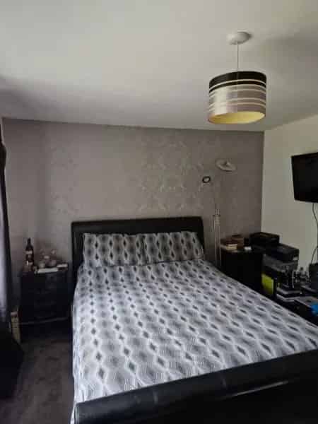 2 Bed Flat Near M3 and 2 Train Stations