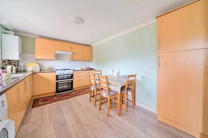 Spacious 3 4 Bedroom Freehold House with Large Garden and Parking