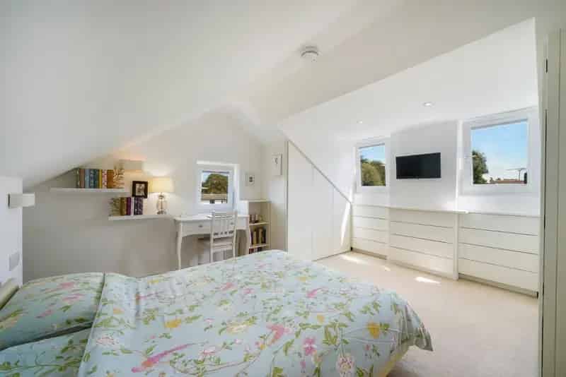 2-Bed Split Level Apartment with Garden and Parking