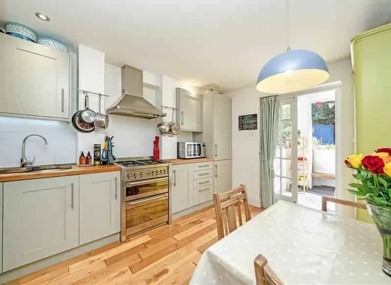 Two Bedroom Victorian Conversion Apartment with Garden and Parking