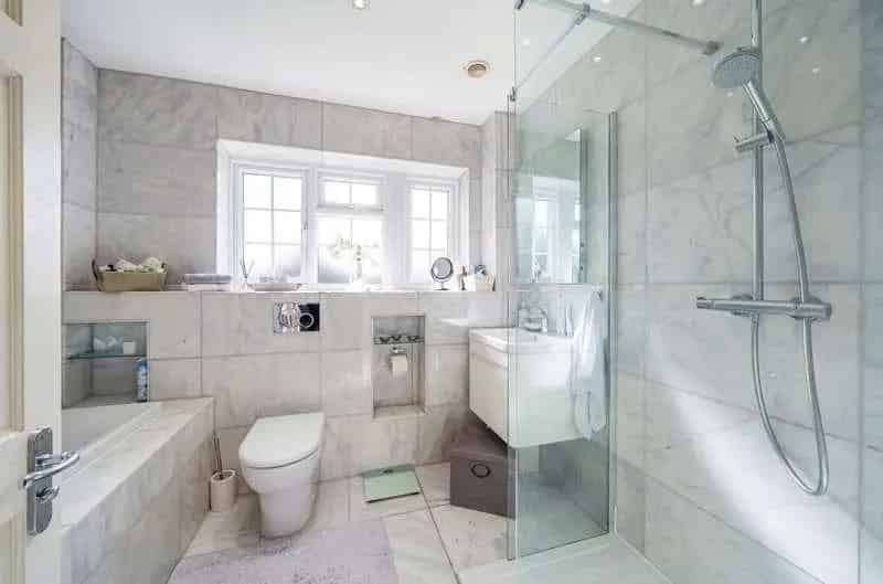 2 Bed Flat for Sale Refurbished Spacious Apartment