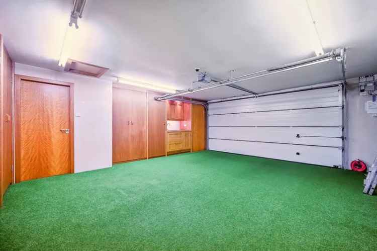 West End Detached House 3 Ensuite Bedrooms Double Garage Private Garden