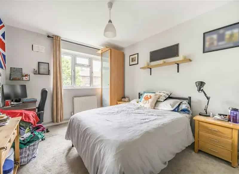 2-Bedroom Renovated Home in Wapping Near Overground Station