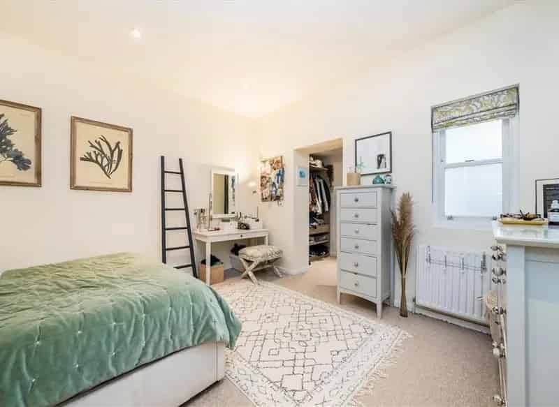1025 sq ft Split Level Period Conversion  2 Double Bedrooms 2 Shower Rooms