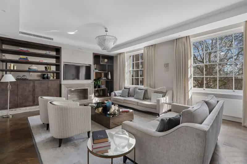 Hyde Park Square 3-Bedroom Apartment