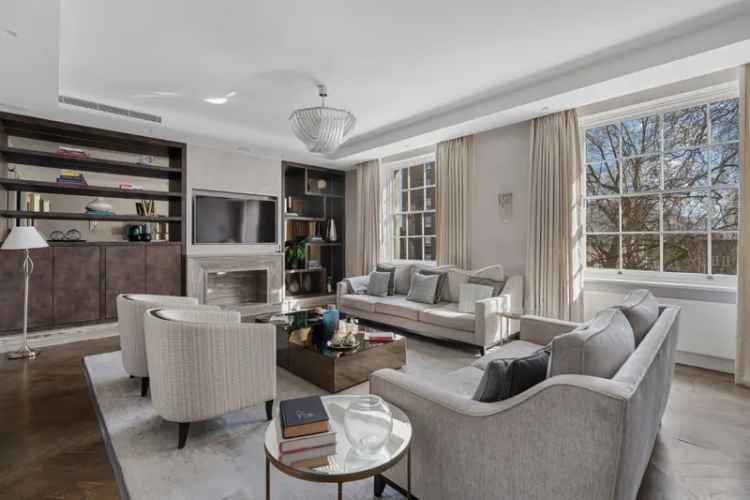 Hyde Park Square 3-Bedroom Apartment