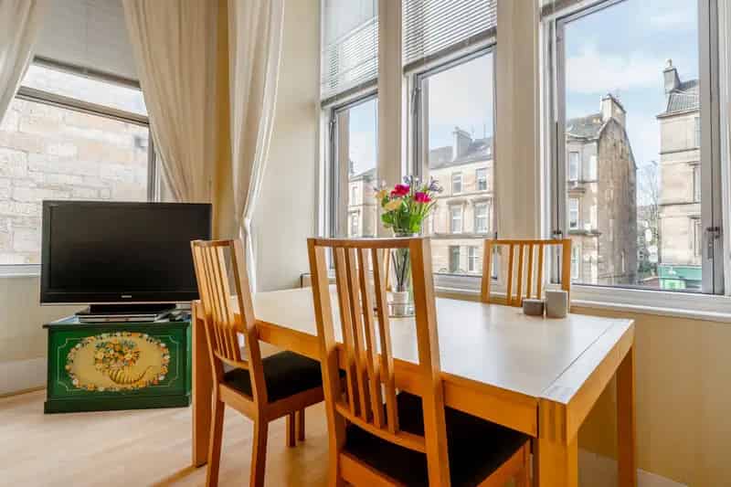 Spacious 3-Bedroom Flat in Queens Park Glasgow