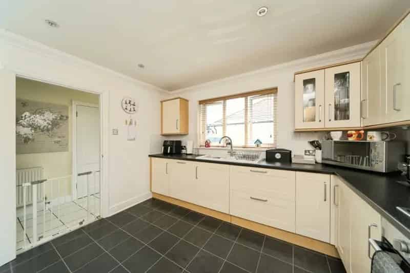 4 Bed Chalet Home Modern Kitchen Large Garden Garage Parking