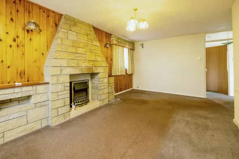 2 Bed Detached Bungalow Lincoln Ample Parking Garage Modernization Potential