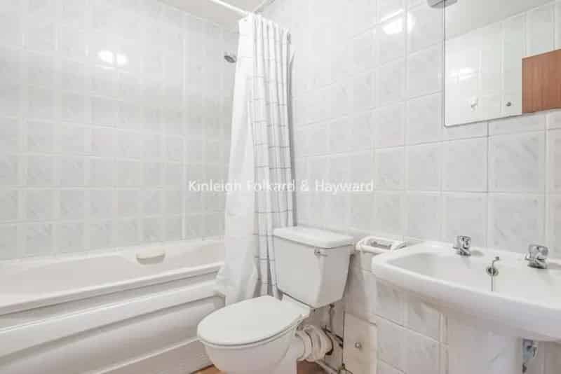 Large Studio Flat Near Woodside Park Tube Station