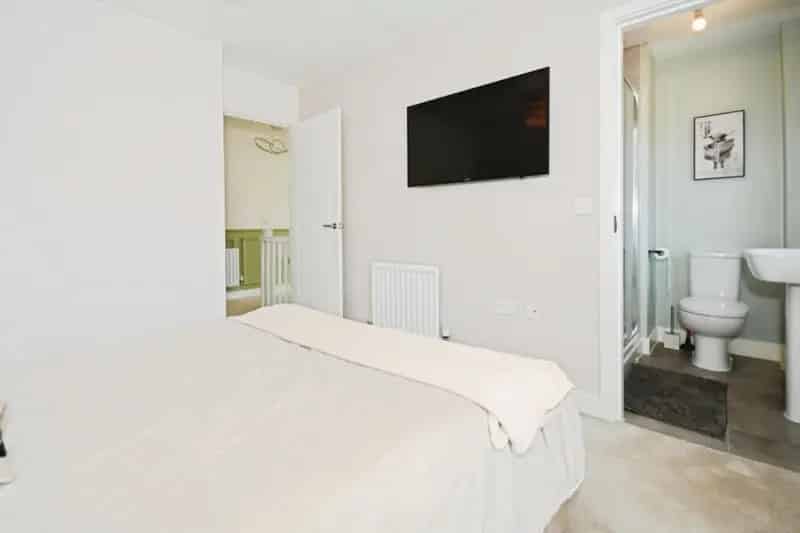3 Bed Detached House For Sale - Like New