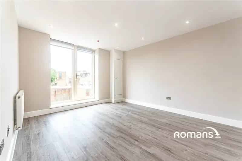 2 Bedroom Modern Apartment Near Amenities