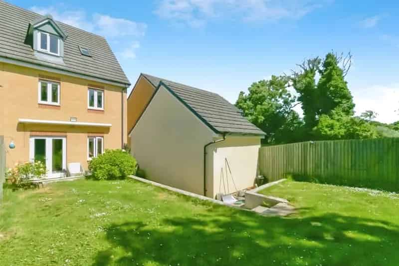 4 Bedroom Townhouse with Detached Garage and Large Garden