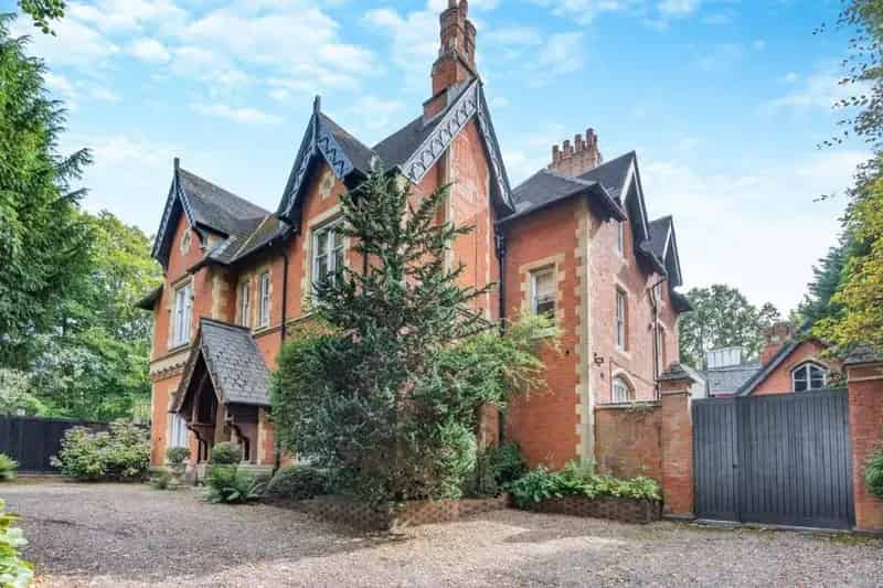 8 Bedroom Detached House for Sale