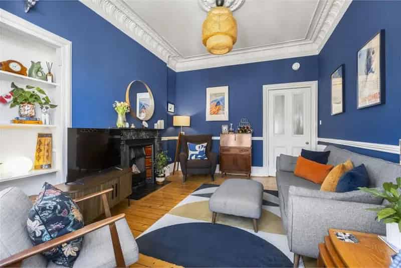 2 Bed Flat - Top Floor with 1 Reception Room