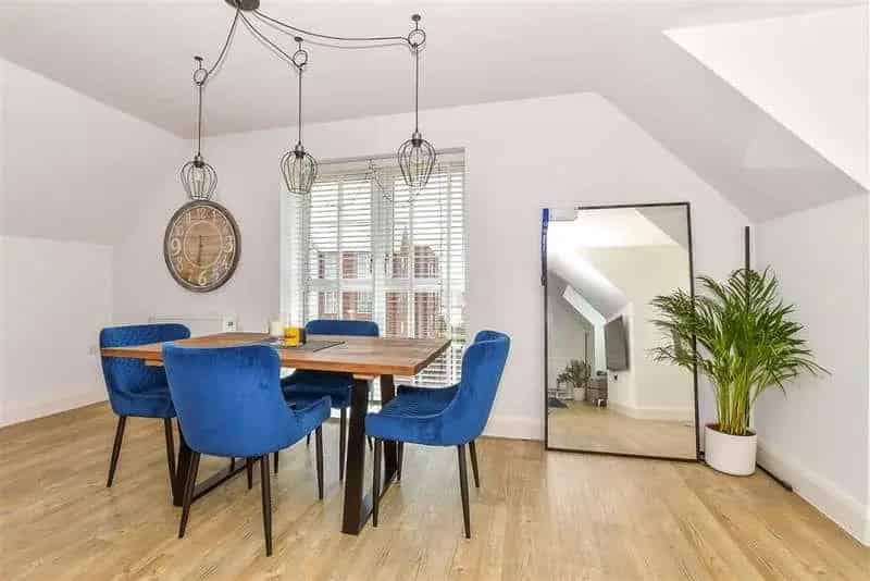 2 Bed Top Floor Flat Shared Ownership Chain Free
