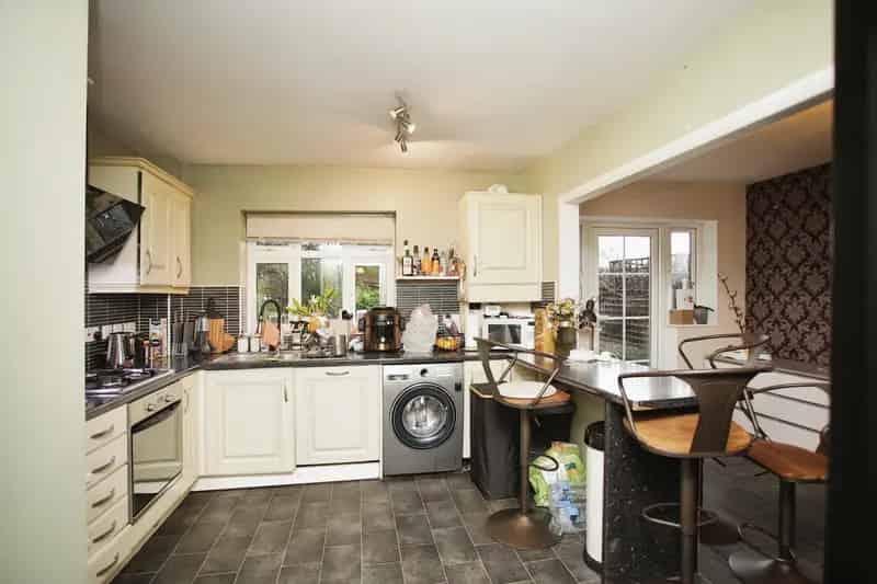 Four Bedroom Detached House with Garage and Three Bathrooms