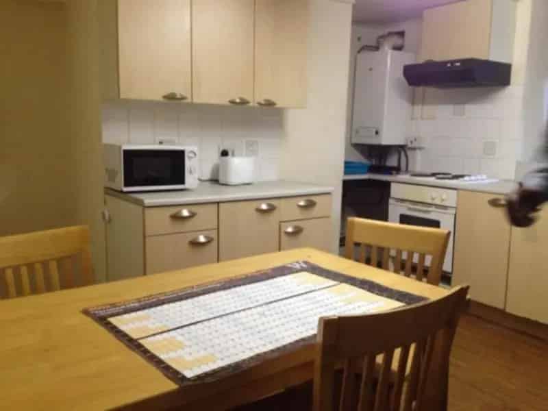 3 Bedroom Student Flat near Bradford University with Parking