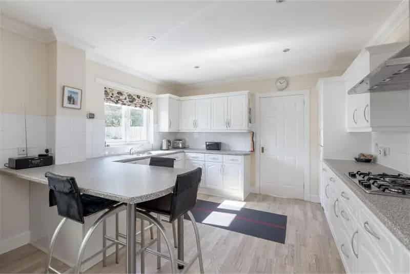 5 Bed House - Detached with 2 Reception Rooms