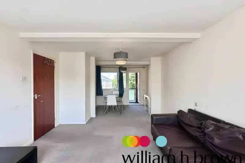 3-Bed Family Flat Near Schools Parks and Transport