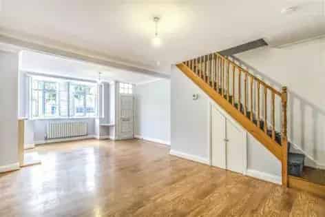 3 Bedroom House 99 m² London