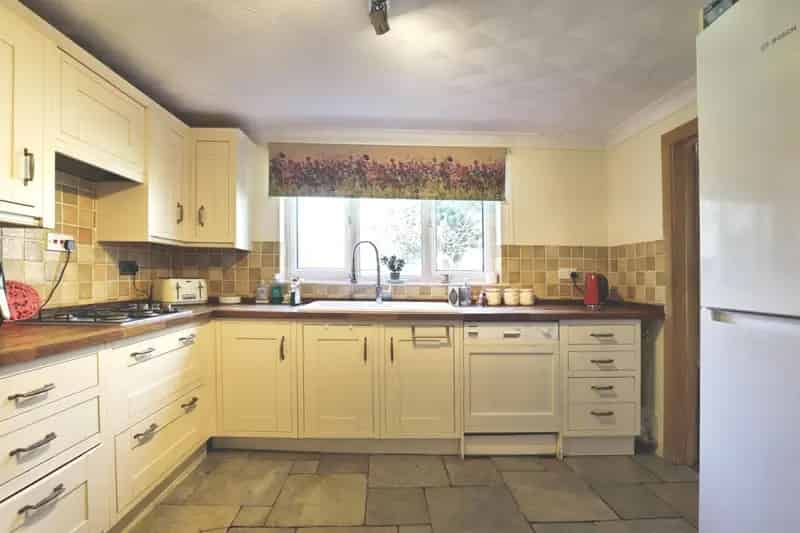 5 Bedroom Detached House with Workshop and Garden