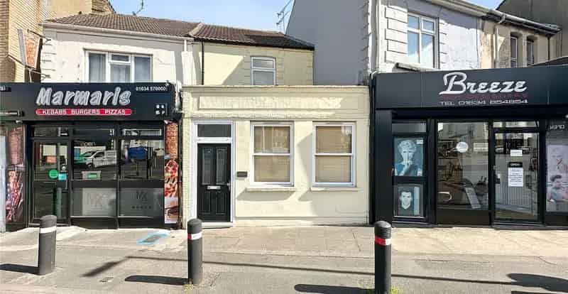 2 Bedroom Property 2 Flats Investment Near Gillingham Station