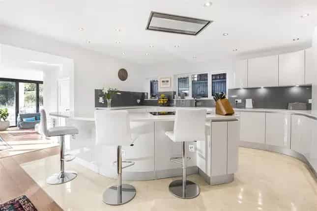 Detached House for Sale in Mill Hill London NW7