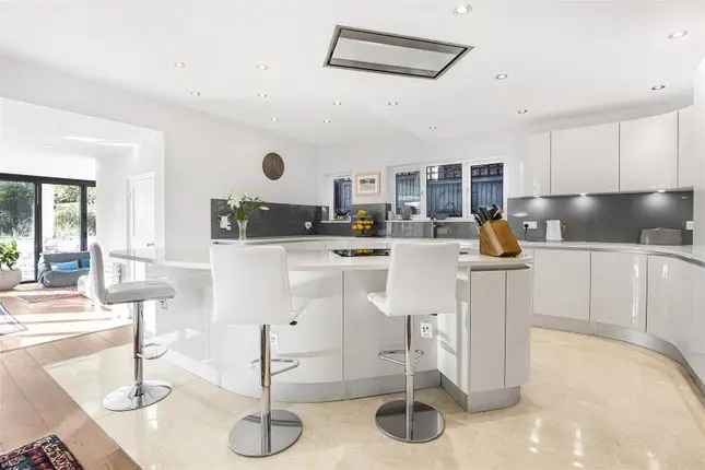 Detached House for Sale in Mill Hill London NW7