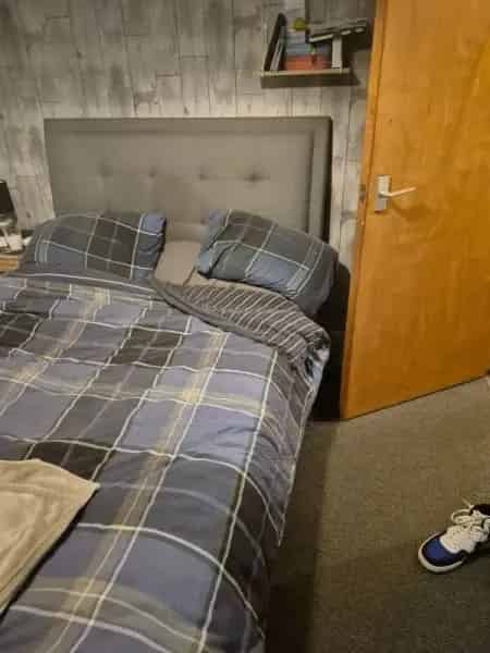 4/5 Bedroom House with Garden - Near Shops & Schools