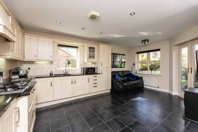 6 Bedroom Executive Detached House For Sale